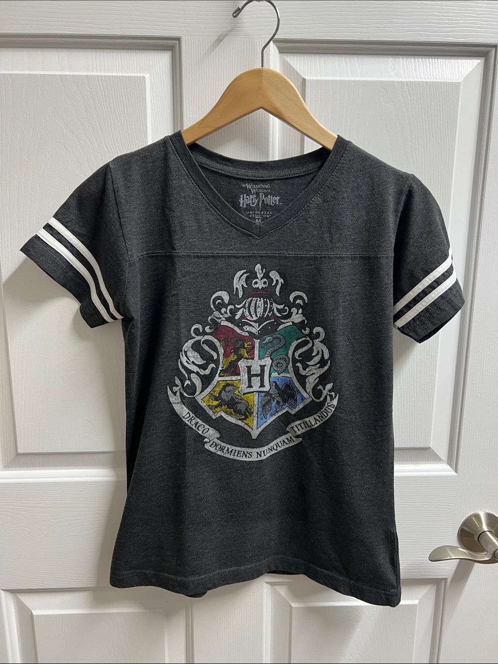 Harry Potter Women's dark gray Hogwarts Crest V Neck Tee shirt medium M 536